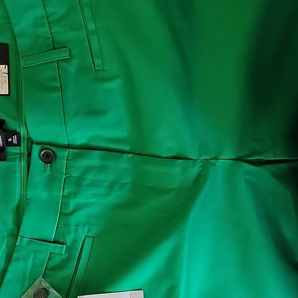 Simply Vera green polished twill mid rise capris. - Picture 6 of 6